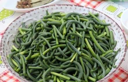 Нарезка чесночных стрелок