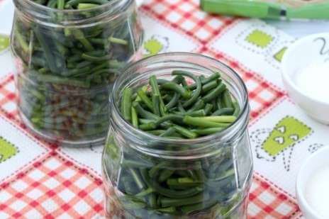 Заполняем банки чесночными стрелами