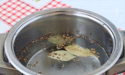 Приготавливаем рассол для чесночных стрелок