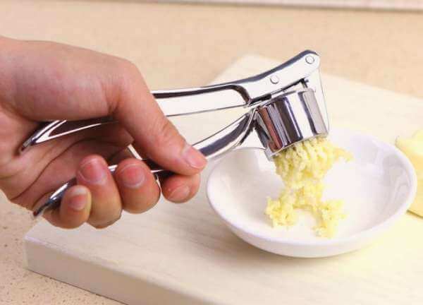 Отжимаем чеснок