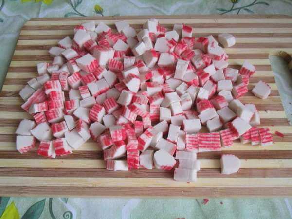 Нарезка крабовых палочек