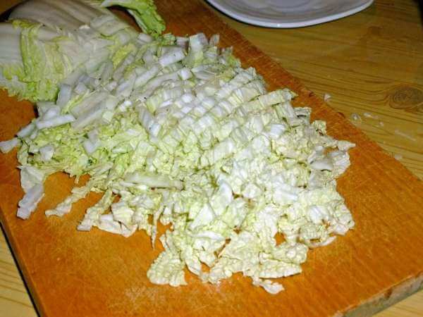 Нарезаем пекинскую капусту