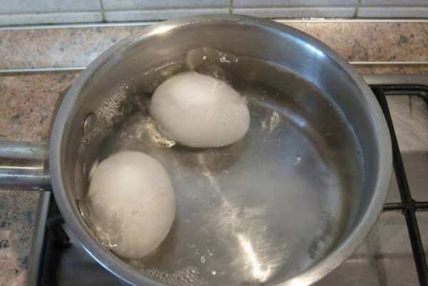 Отвариваем куриные яйца