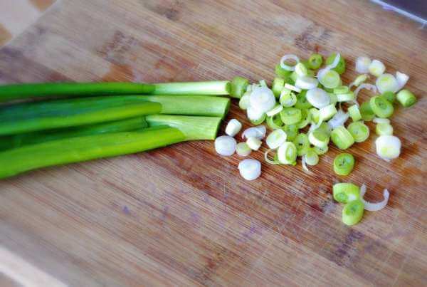 Измельчаем зелёный лук