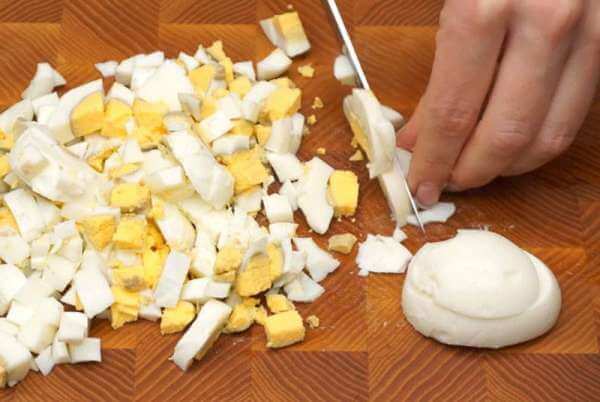 Трём куриные яйца