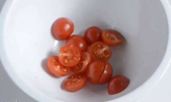 Нарезаем томаты