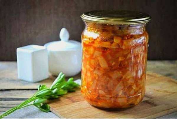 Разливаем кабачковую икру по банкам
