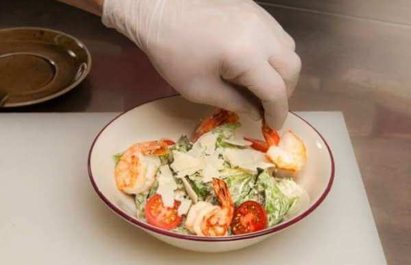 Натираем сыр и обжариваем креветки