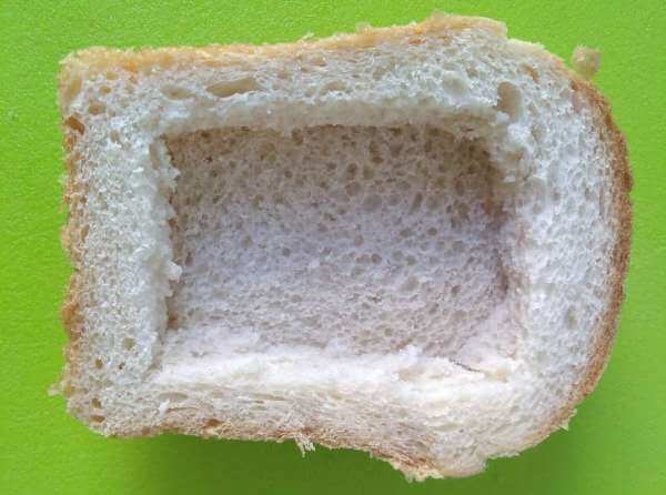 Ложим хлебную рамочку на основной хлеб