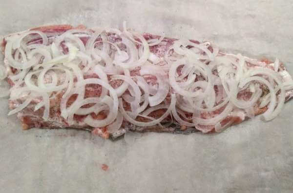 Нарезаем лук кольцами