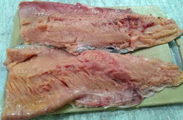 Разрезаем красную рыбу