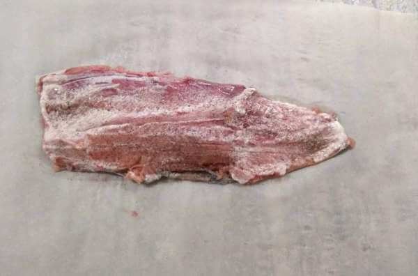 Кладём филе на пергамент