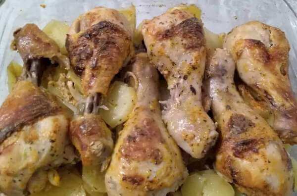 Куриные голени с картофелем, запечённые в духовке