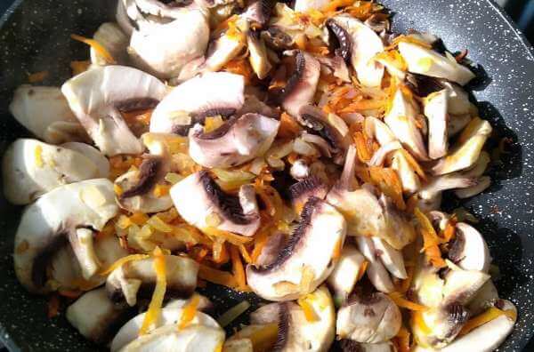 Обжариваем лук и морковь