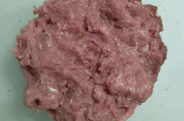 Кладём измельчённый лук в фарш