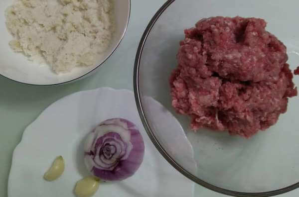 Прокручиваем лук с чесноком через мясорубку