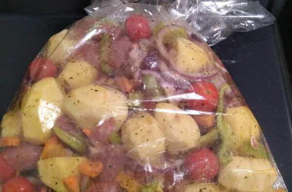 Картофель в пакете с овощами