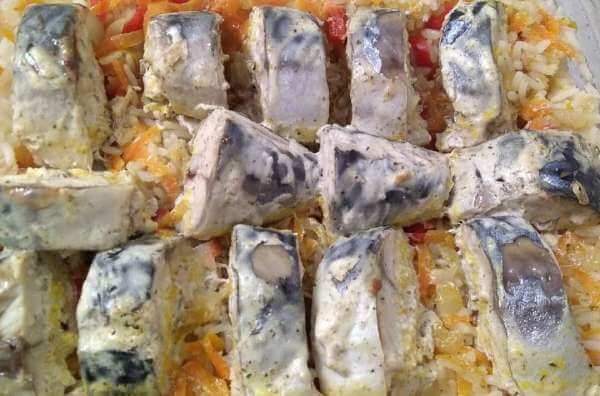 готовая скумбрия с рисом и овощами, запечённая в духовке