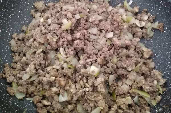 Кладём лук в фарш