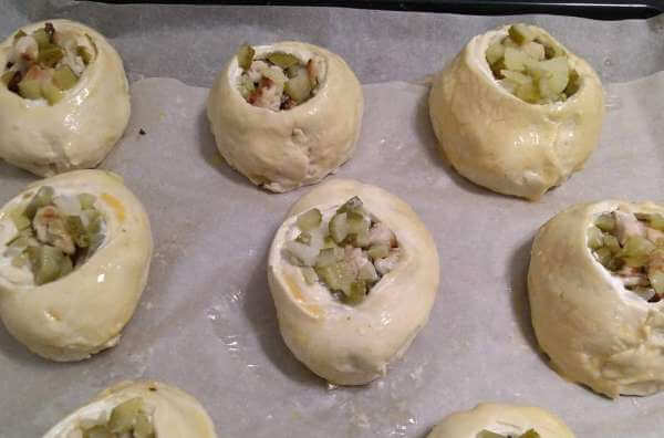 Кладём корзиночки на противень