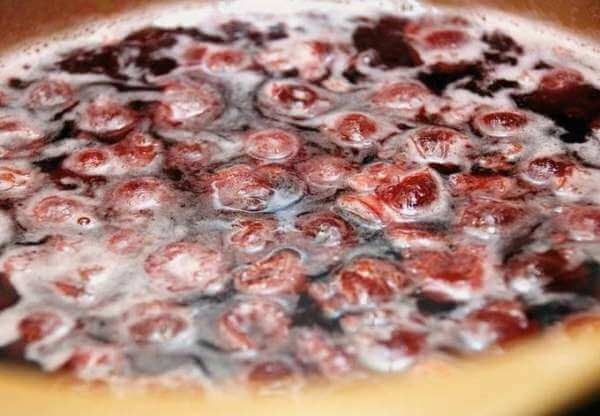 Разливаем варенье по банкам