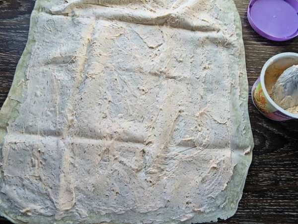 Наносим сыр на лаваш