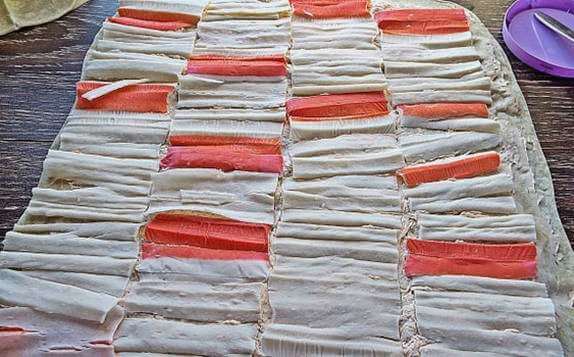 Нарезаем крабовые палочки