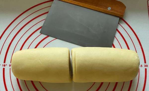 Разрезаем тесто на две части