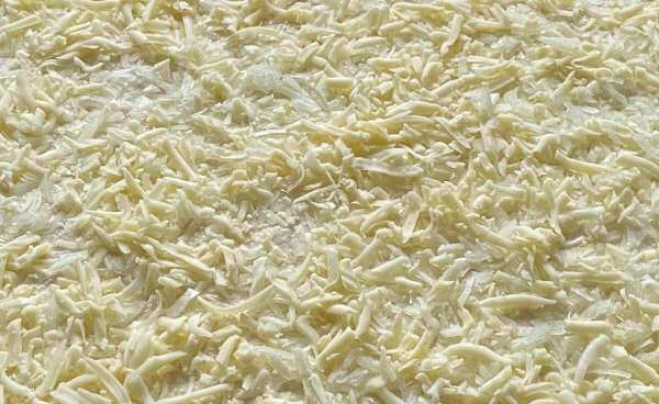 Посыпаем сыром и луком