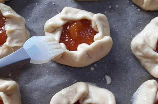 Смазываем яйцом