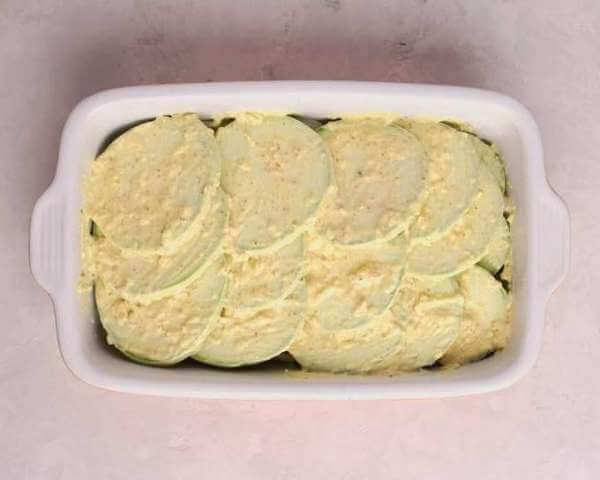 Смазываем соусом курицу