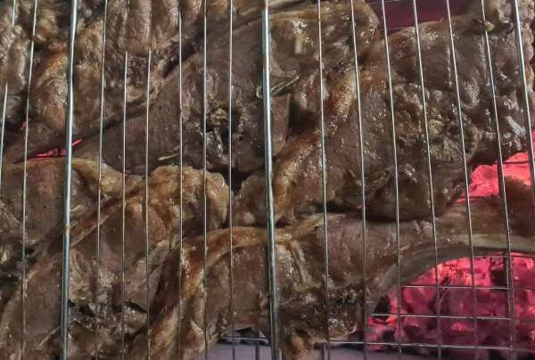 Сочное каре ягненка на мангале